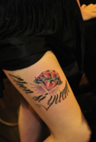 Modello di tatuaggio coscia di diamante inglese corpo di fiore europeo