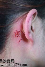 motivo tatuaggio stella a cinque punte orecchio bellezza