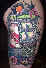 太ももを描いたサメのヨーロッパとアメリカの灯台のタトゥーパターン