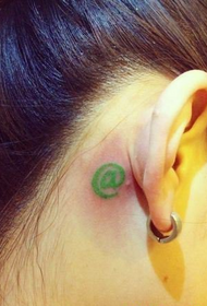 Dopo l'orecchio Sina Weibo simbolo logo tatuaggio modello