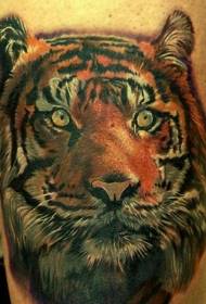bela realisma tigra kapo de tatuaje