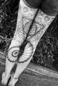 пар црно сивих цвјетних тетоважа на дјевојачким ногама