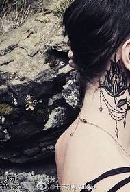 Klasikinis „Lotus“ pakabukų tatuiruotės raštas