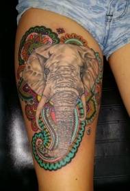 रंगीत फुलांचा टॅटू नमुना असलेले मांडी हत्ती