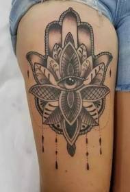 Ping An Health, tatuaggio totem della mano di Fatima sulla coscia