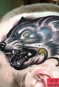 model i bukur i popullarizuar i tatuazheve të kokës së ujkut në kokë
