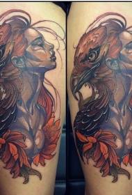 大腿鷹頭紋身圖案的美麗顏色女人