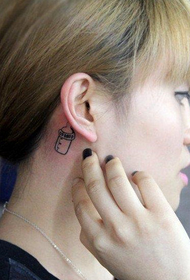 女性耳后小清新奶瓶纹身图案