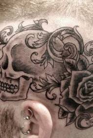 Testa di craniu di stile di cartone neru cù mudellu di tatuaggi di rosa