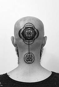 geometriai totem tetoválás mintája a fejét