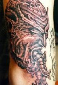 Patró de tatuatge de cap diable amb insectes a la boca
