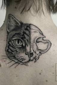 Незвичайна голова чорної кішки з половиною справжнього шаблону татуювання напівкрученою