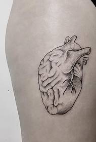 modello di tatuaggio a cuore con la linea della coscia