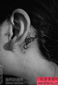 ragazza come modello di tatuaggio farfalla totem orecchio