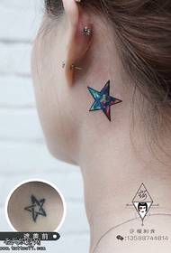 kolorowy pięcioramienny wzór tatuażu za uchem