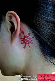 djevojka uši kapi zub print tetovaža uzorak