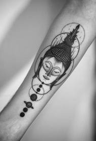 Brazo negro como cabeza de Buda con patrón de tatuaje de planeta