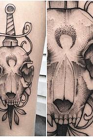 modello di tatuaggio pugnale testa di pecora punto linea linea polpaccio