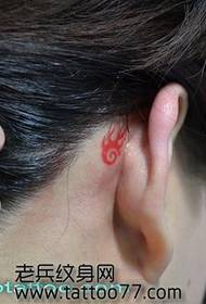 patrón de tatuaje de llama clásica de oreja de belleza