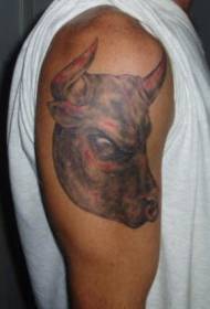 sângeros model de tatuaj cu cap de taur pe cap