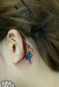 გოგონა ყურის ფერი პატარა სანთლის tattoo ნიმუში