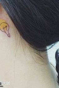 Modello di tatuaggio lampadina dell'orecchio
