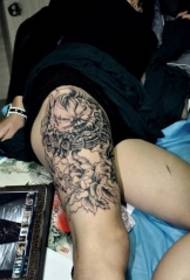 Awọn odomobirin awọn ẹsẹ kiniun peony ododo tatuu apẹrẹ