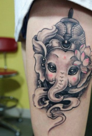 सौंदर्य मांडी गोंडस फॅशन हत्ती गोंदण नमुना