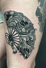 coscia tradizionale giapponese di mudellu di tatuaggi di onda di fan