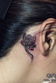 weiblich Ein kleines Lotus-Tattoo-Muster am Ohr des Kindes