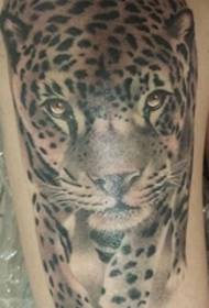 imagine de tatuaj în stil realist leopard pe picior