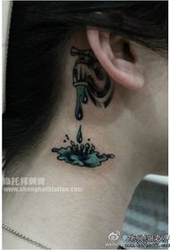 dívka ušní kapky faucet tetování vzor