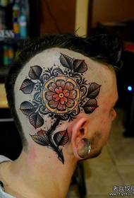 Tattoo show bar preporučio je personalizirani uzorak tetovaže na glavi