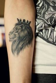Rankos liūto galvos ir karūnos tatuiruotės modelis