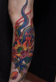 disegno del tatuaggio di loto e serpente color gamba