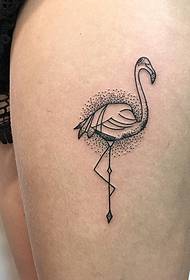 dziewczyna udo flamingo żądło linii wzór tatuażu