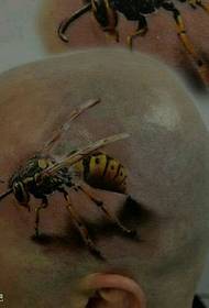 現実的な蜂のタトゥーの男の頭は動作します