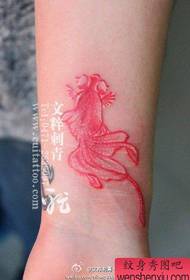 modello da tatuaggio piccolo e bello da polso per pesci rossi da bambina
