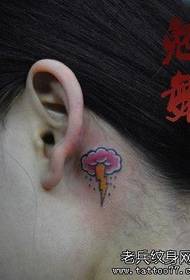 소녀의 귀에 어두운 구름과 작은 번개 문신 패턴