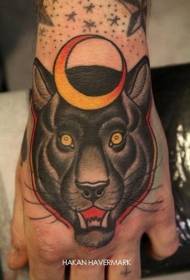 手背黑豹头和月亮纹身图案