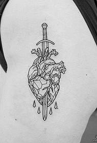 大腿心脏匕首个性纹身图案