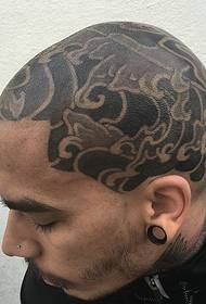 un tatuatge de tòtem de personalitat que cobreix la meitat del cap