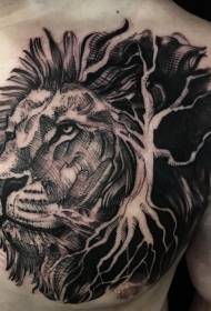У груди личност тетоважа у облику главе лавова велико дрво