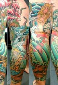 morski krajolik tetovaža muške noge učenika slikane na slici morskog pejzaža tetovaža