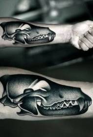 braccio tatuaggio teschio teschio animale modello