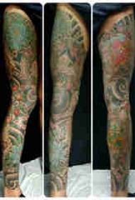 I tattoo yamantombazana aseJapan imilenze yepeyinti yendabuko yaseJapan