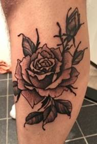 eng delikat schwaarz gro rose Tattoo op der Käl