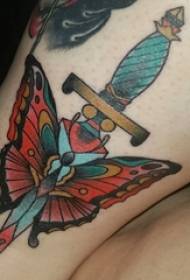 女孩腿畫線匕首和蝴蝶紋身圖片