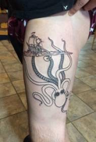 Tetovējumu kāju zēnu augšstilbi uz buriniekiem un astoņkāju tetovējuma attēli