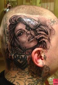 ένα μοτίβο τατουάζ κορίτσι κεφάλι